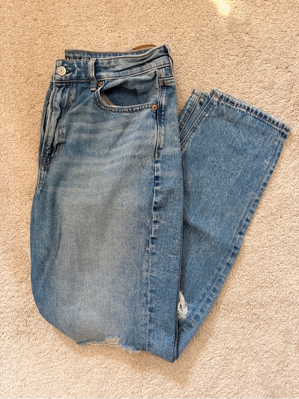 American Eagle Strigid Ripped Mom Jeans
